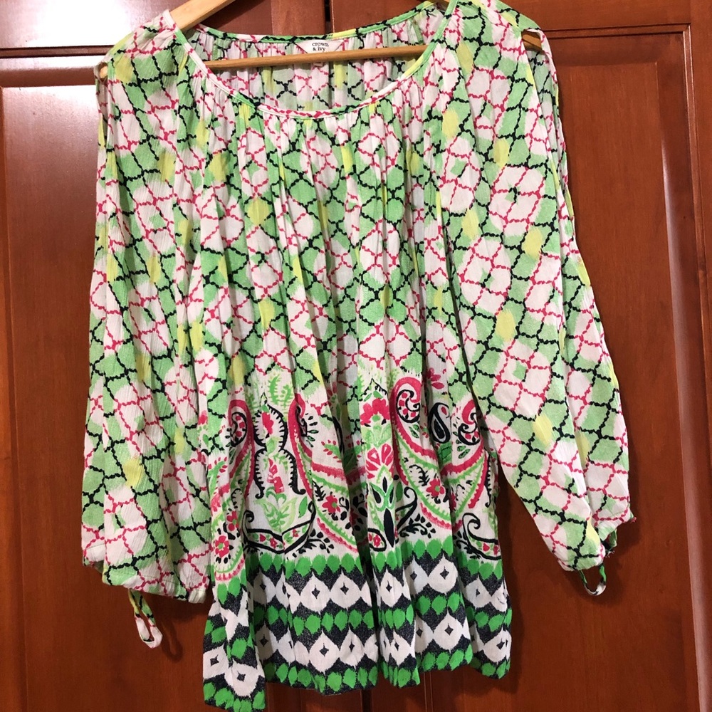 Crown and Ivy Green Printed Top NWT Size Medium - Picture 1 of 8